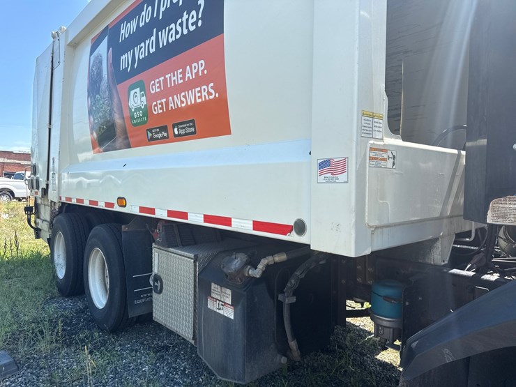 #8-•-2017-crane-carrier-heil-rear-load-garbage-truck-image-51