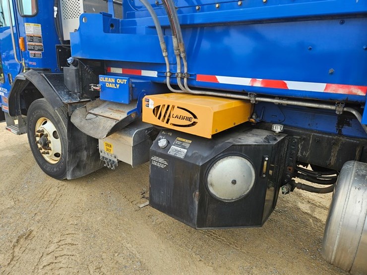 #5222-•-2015-peterbilt-garbage-truck-image-23