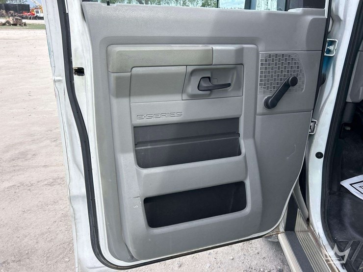 2015-ford-e450-image-11