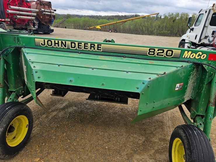 john-deere-820-image-52