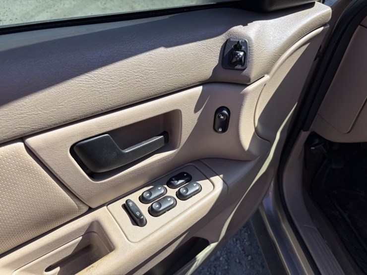 2005-ford-taurus-se-sedan-image-23