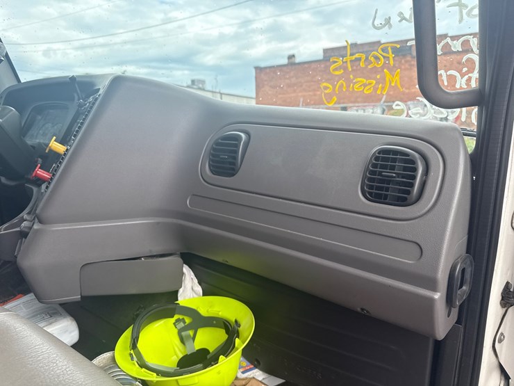 2014-freightliner-114sd-image-36