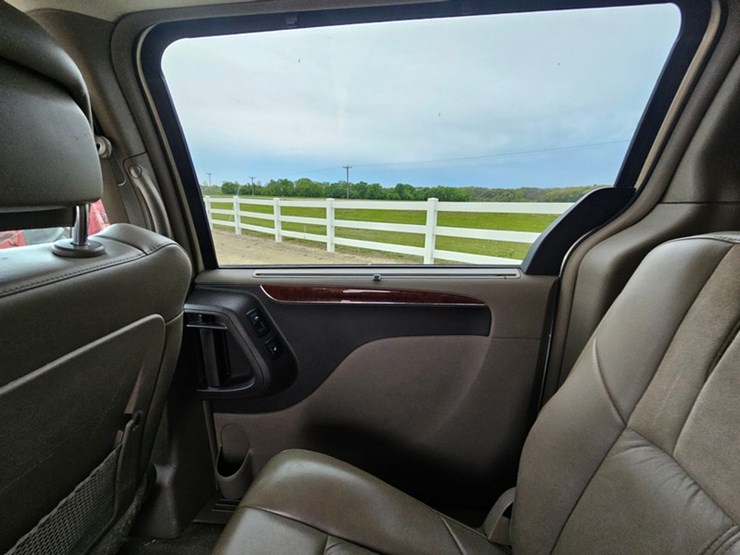 2011-chrysler-town-&-country-image-12