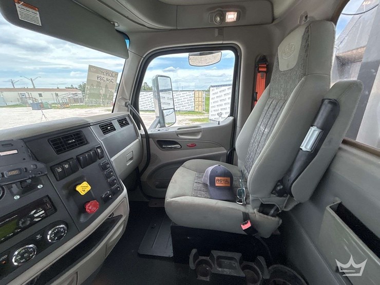 2019-peterbilt-579-image-19