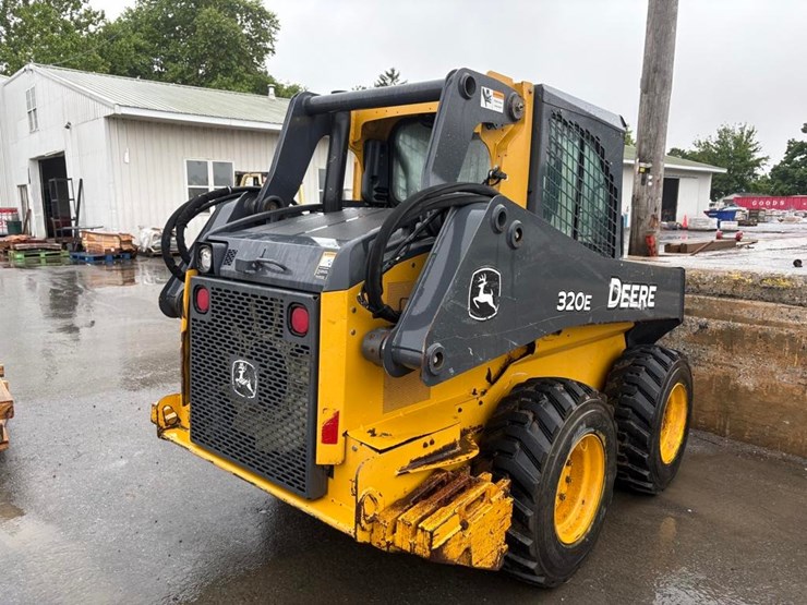 deere-320e-image-27