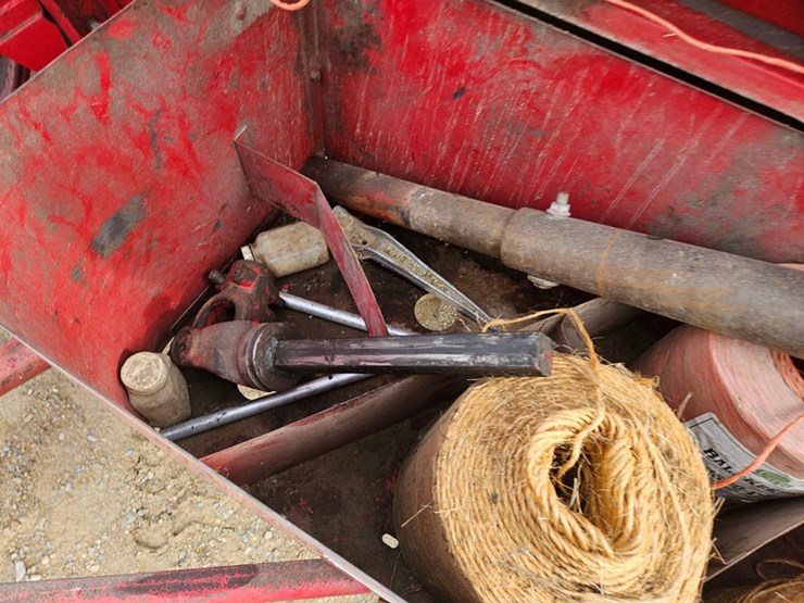 new-holland-320-image-21