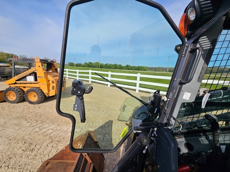 new-holland-l218-image-17