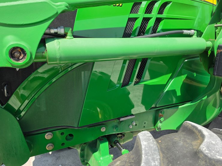 2013-john-deere-6125m-image-8