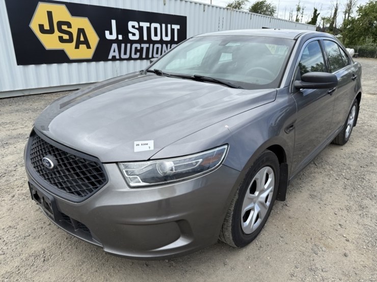 2015-ford-taurus-awd-sedan-image-1