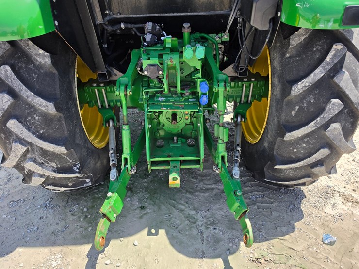 2023-john-deere-5067e-image-9