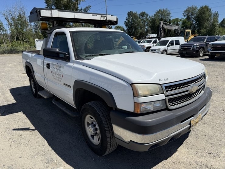 2005-chevrolet-silverado-2500-hd-pickup-image-2