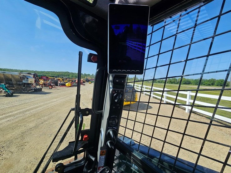 new-holland-l320-image-21