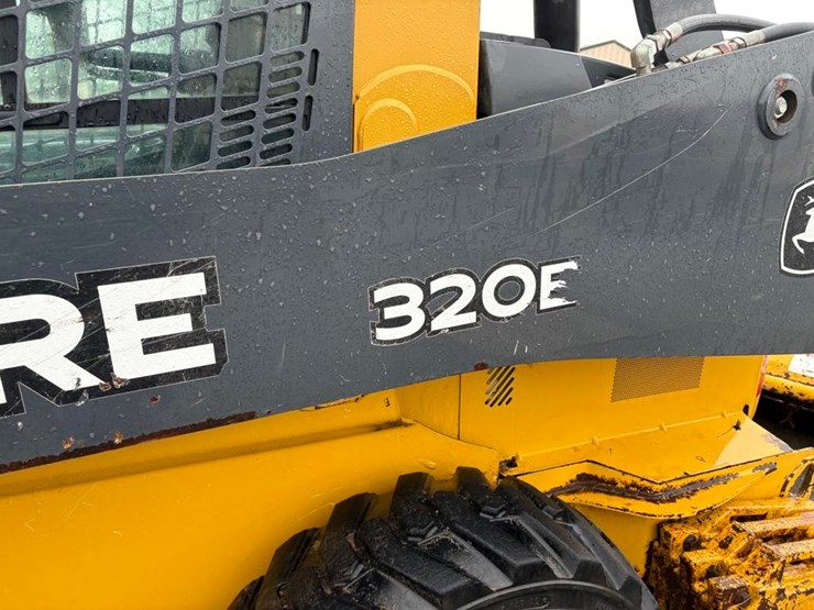 deere-320e-image-24