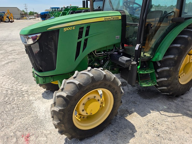 2013-john-deere-5100e-image-19