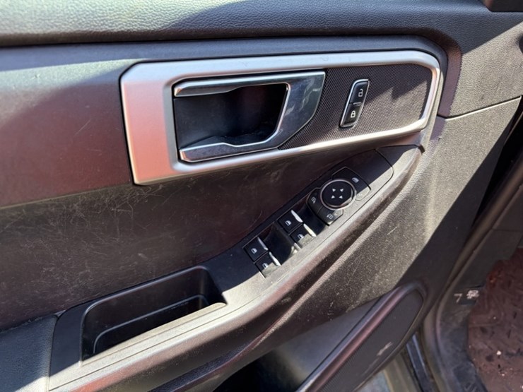 2020-ford-explorer-image-29