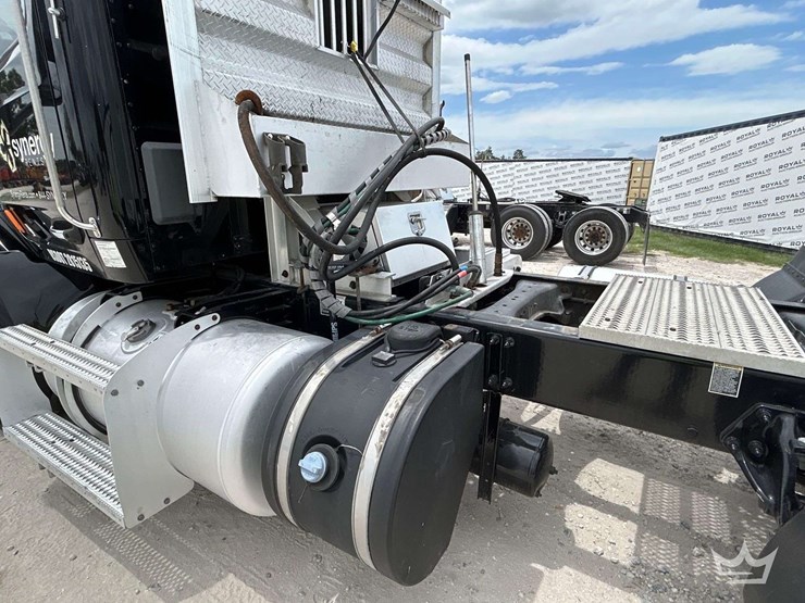 2018-peterbilt-579-image-24