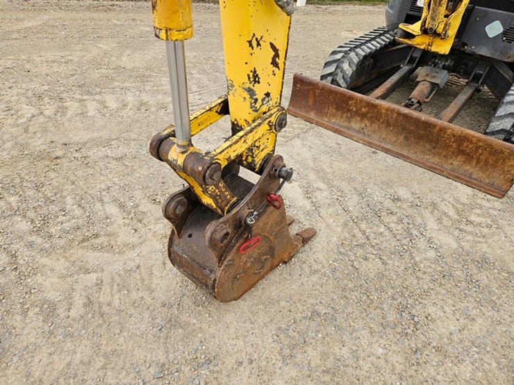 new-holland-e35-image-9