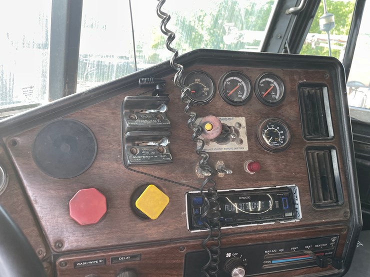 #1332-•-1990-freightliner-dump-truck-(has-mn-title)-image-40