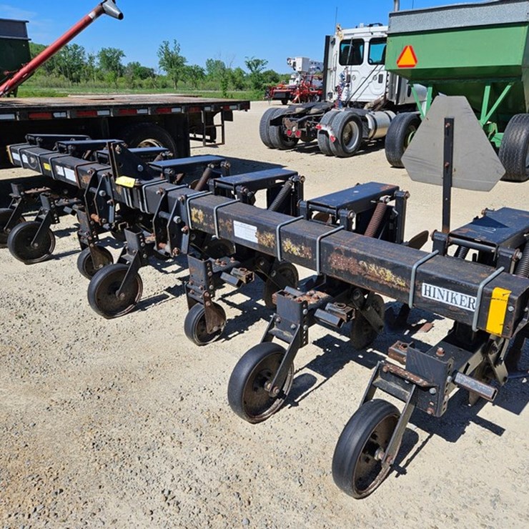 #5078 • Hiniker 3pt 6 Row 30" Cultivator