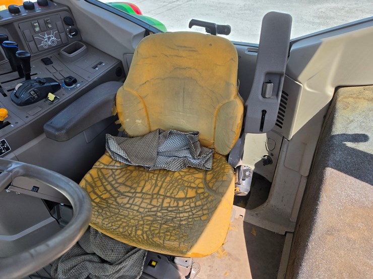 2013-john-deere-6125m-image-11
