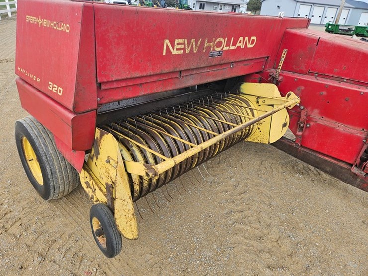 new-holland-320-image-14