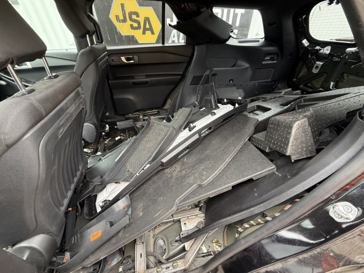 2020-ford-explorer-image-26