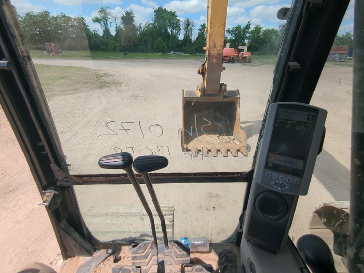 2017-caterpillar-349-image-22
