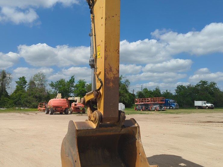 2017-caterpillar-349-image-6