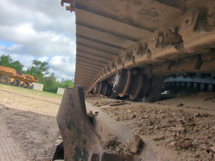 2017-caterpillar-349-image-14