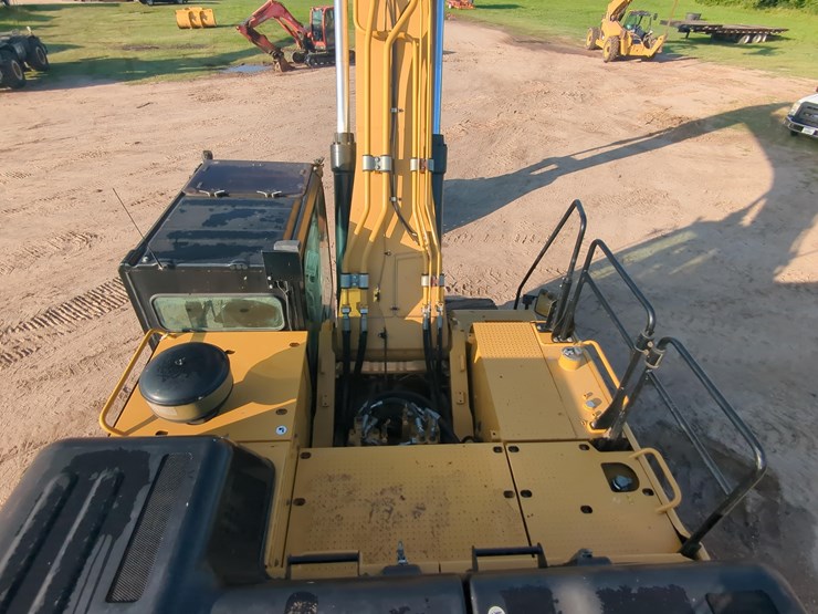 2019-caterpillar-352-f-image-19