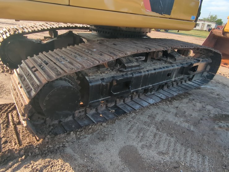 2019-caterpillar-352-f-image-10
