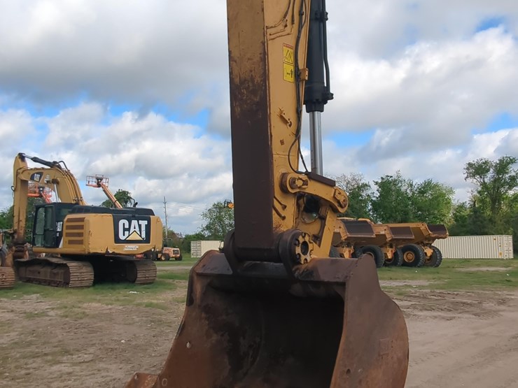 2017-caterpillar-349-image-7