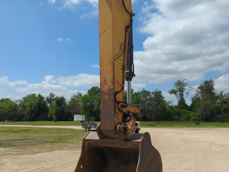 2017-caterpillar-349-image-7