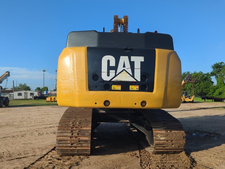 2019-caterpillar-352-f-image-6