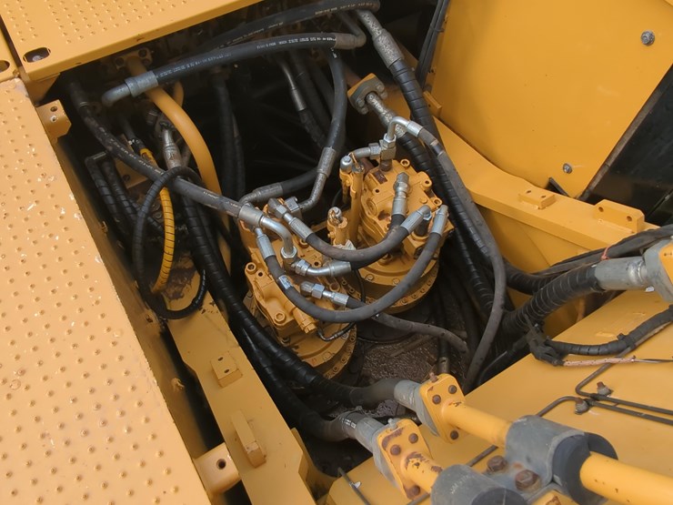 2017-caterpillar-349-image-15