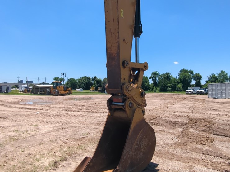 2019-caterpillar-330-image-7
