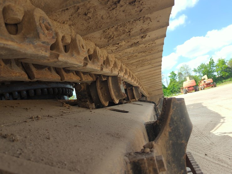 2017-caterpillar-349-image-11