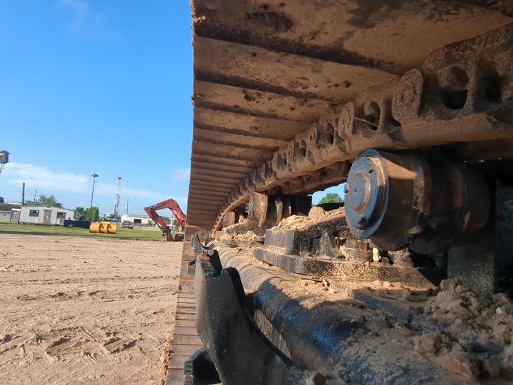 2019-caterpillar-352-f-image-15