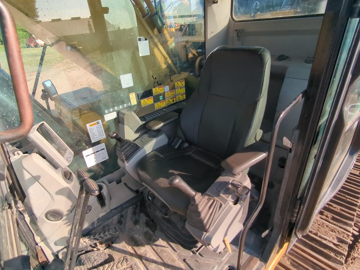 2019-caterpillar-352-f-image-21