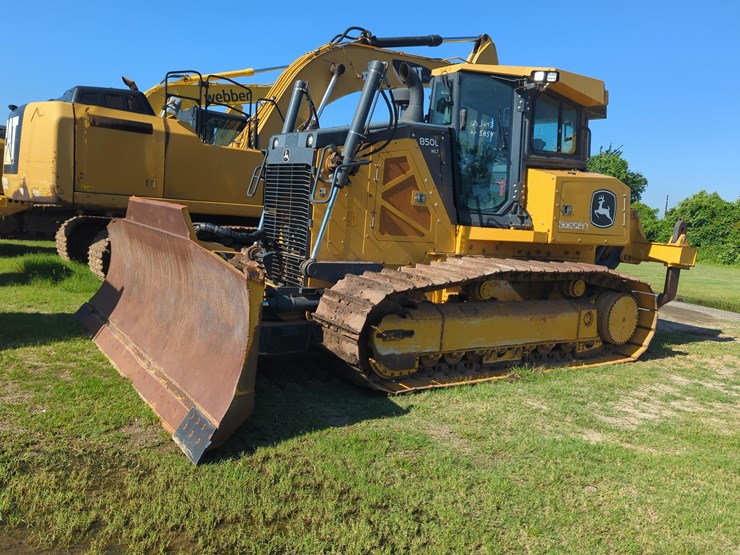 2022-john-deere-850-image-2