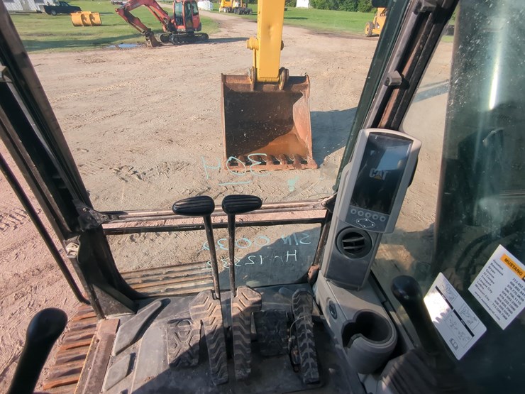2019-caterpillar-352-f-image-24