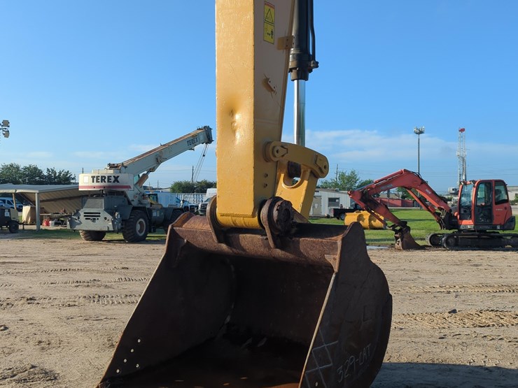 2019-caterpillar-352-f-image-8