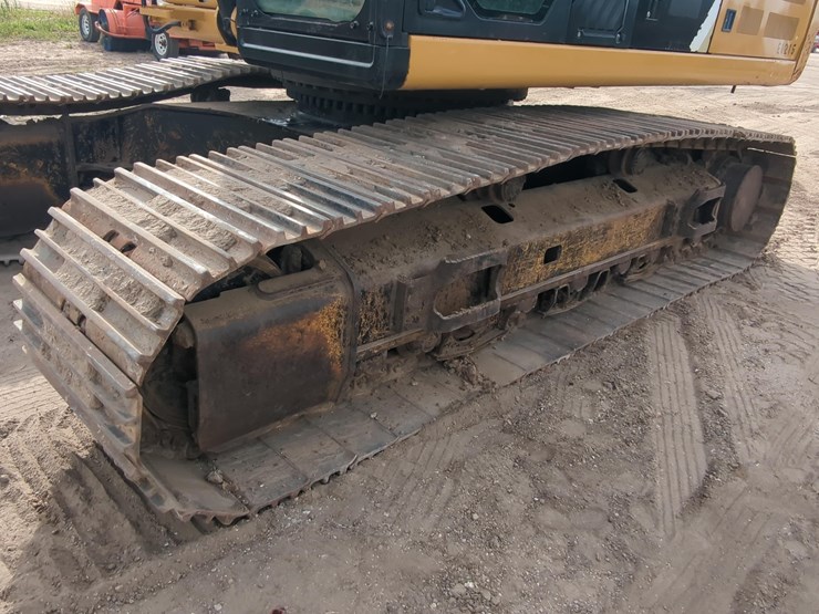 2017-caterpillar-349-image-12