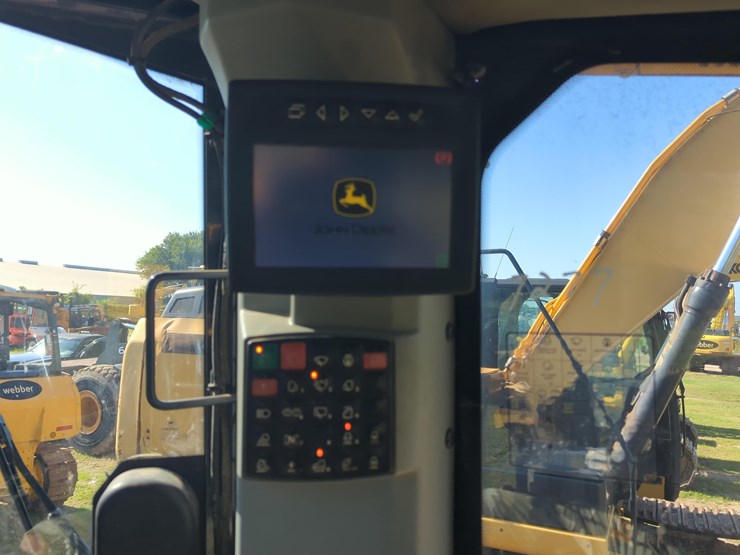 2022-john-deere-850-image-22
