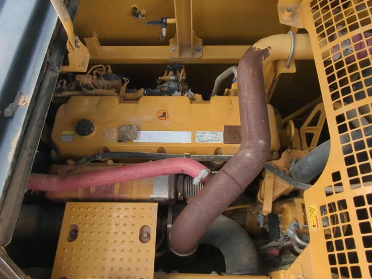 2017-caterpillar-349-image-16