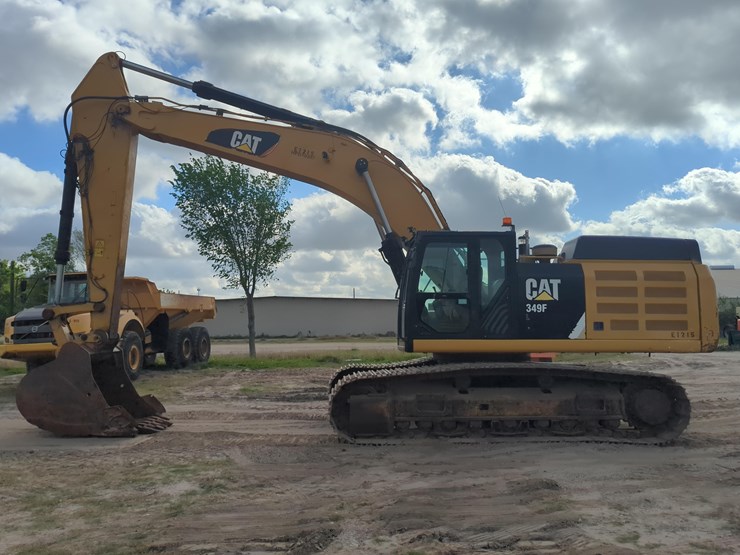 2017-caterpillar-349-image-1