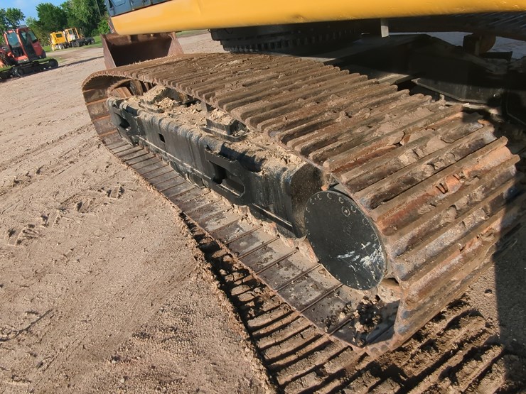 2019-caterpillar-352-f-image-13