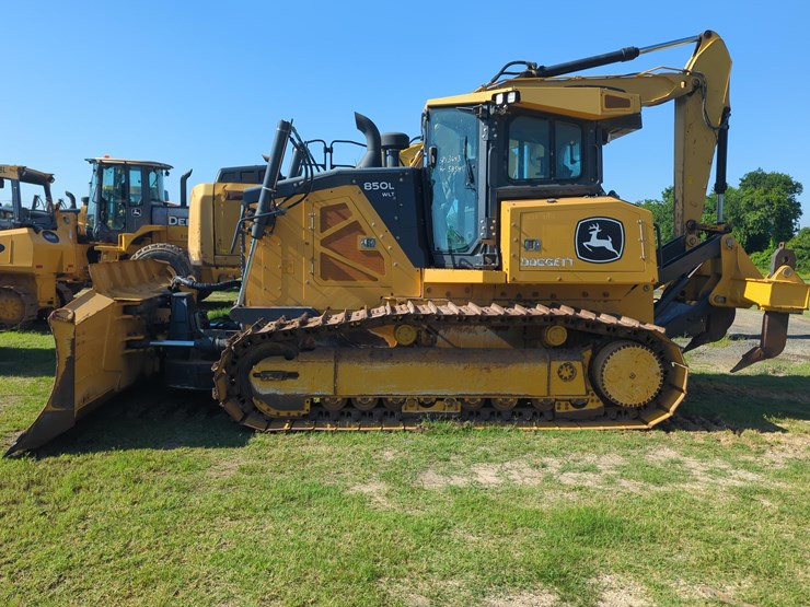2022-john-deere-850-image-1