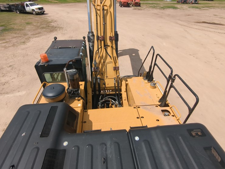 2017-caterpillar-349-image-17