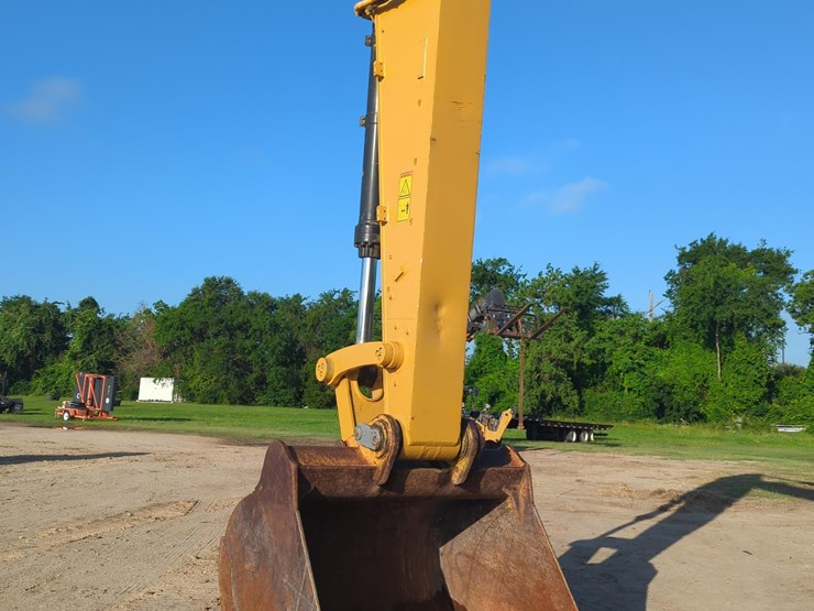 2019-caterpillar-352-f-image-7